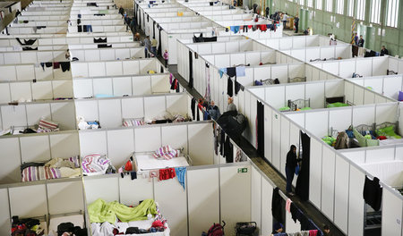 Zusammengefercht in Berlin: Ehemaliger Flughafen Tempelhof, nun ... Zusammengefercht in Berlin: Ehemaliger Flughafen Tempelhof, nun ...