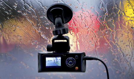 Permanente Überwachung im Straßenverkehr: Dashcams zeichnen kont...