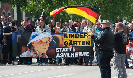 Soziale Demagogie: NPD-Demo in Erfurt am 1. Mai 2005