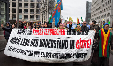 Hunderte Menschen demonstrierten am Sonnabend in Berlin gegen de...