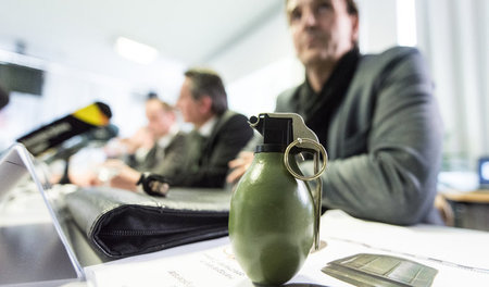 Modell der Handgranate M52 während einer Polizeipressekonferenz ... Modell der Handgranate M52 während einer Polizeipressekonferenz ...