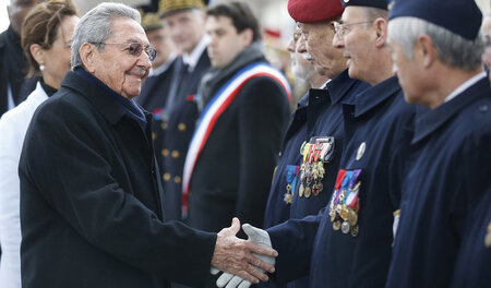Kubas Präsident Raúl Castro reicht am Montag in Paris französisc... Kubas Präsident Raúl Castro reicht am Montag in Paris französisc...