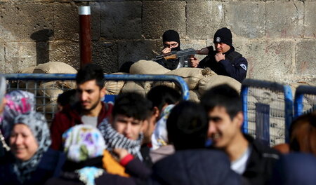 Türkische Polizisten an einem Kontrollposten in Diyarbakir Türkische Polizisten an einem Kontrollposten in Diyarbakir