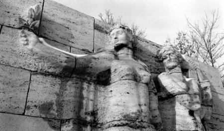 Die Naziromantik entlarven: Relief an der Berliner Waldbühne (di... Die Naziromantik entlarven: Relief an der Berliner Waldbühne (di...