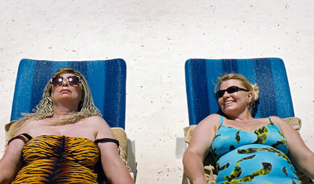 Am Strand von Kenia suchen Inge (Inge Maux, li.) und Teresa (Mar...