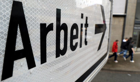 Totz »offener Stellen« kaum Chanchen auf Job: Hinweisschild Rich...
