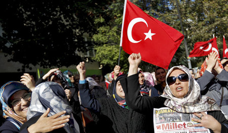 Demonstration von Gülen-Anhängern nach Razzien bei zwei Fernsehs...