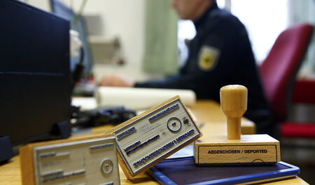 Flüchtlinge abzuschieben, wird für die Bundespolizei künftig noc...