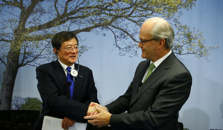 Auf guten Wege zur Fusion: ChemChina-Chef Ren Jianxin (l.) und S...