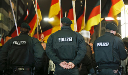 Unter der schützenden Hand des Staates: »Dügida«, ein lokaler Pe...