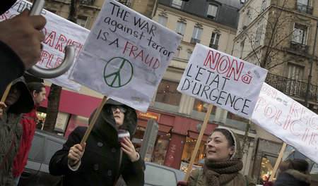 »Der Krieg gegen den Terror ist ein Schwindel« und »Nein zum Aus... »Der Krieg gegen den Terror ist ein Schwindel« und »Nein zum Aus...