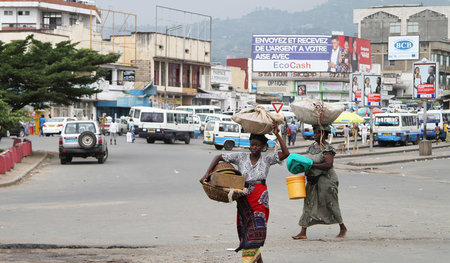 Straßenverkäuferinnen in Bujumbura bringen nach einem Granatenan... Straßenverkäuferinnen in Bujumbura bringen nach einem Granatenan...