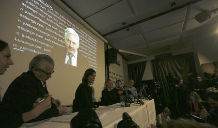Per Video meldete sich Julian Assange am Freitag in London zu Wo...