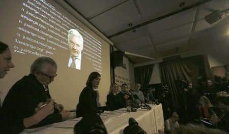 Per Video meldete sich Julian Assange am Freitag in London zu Wo...