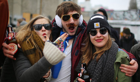 Nicht Schnautzer, Sonnenbrille und Carhartt-Mütze allein sind da...