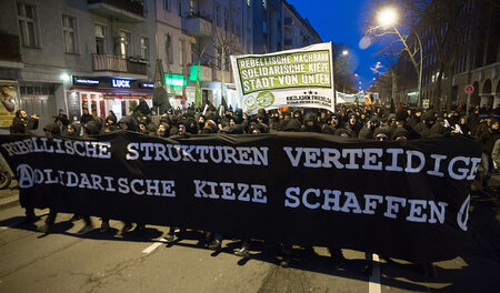 Schnellen Schrittes und lautstark durch den Kiez: Demonstration ...