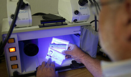 Echt oder nicht echt? Spezialgerät zum erkennen gefälschter Päss...