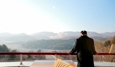 Da fliegt sie. Nordkoreas oberster Führer, Kim Jong-un, betracht...