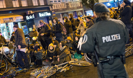 In Aktion: Teilnehmer des Bündnisses »Düsseldorf stellt sich que...