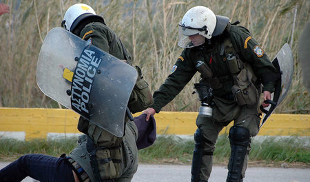 Auseinandersetzung: Polizisten verhaften einen Demonstranten, de...