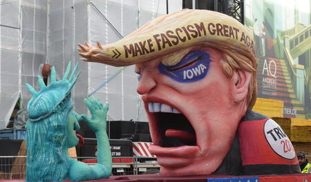 »Make Fascism great again«: Donald Trump ätzt – hier im Düsseldo...