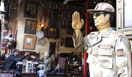 Immer präsent im Land am Nil: Staatschef Al-Sisi wacht im Januar...