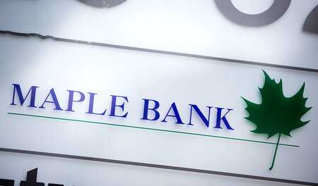 Logo der am Wochenende geschlossenen »Ahorn«-Bank in Frankfurt a...