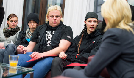 Straßenkinder im Gespräch mit Familienministerin Schwesig: Jugen... Straßenkinder im Gespräch mit Familienministerin Schwesig: Jugen...