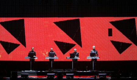 Die Band Kraftwerk auf dem Coachella Music Festival im kaliforni... Die Band Kraftwerk auf dem Coachella Music Festival im kaliforni...