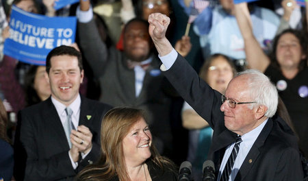 Mit der geballten Faust zum Vorwahlsieg: Kandidat Sanders am Die... Mit der geballten Faust zum Vorwahlsieg: Kandidat Sanders am Die...