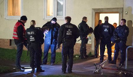 Ein Polizeiaufgebot druchsuchte am Mittwoch morgen ein Wohnhaus ... Ein Polizeiaufgebot druchsuchte am Mittwoch morgen ein Wohnhaus ...