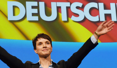 Deutsch auf alle Fälle, aber auch ehrlich? Frauke Petry, AfD-Vor... Deutsch auf alle Fälle, aber auch ehrlich? Frauke Petry, AfD-Vor...
