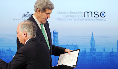 Ex-Diplomat Wolfgang Ischinger (sitzend) und amtierender US-Auße... Ex-Diplomat Wolfgang Ischinger (sitzend) und amtierender US-Auße...