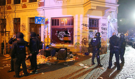 Polizisten betrachten am 11. Januar die Sachschäden, die Neonazi... Polizisten betrachten am 11. Januar die Sachschäden, die Neonazi...