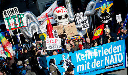 Vor einem Jahr: Vielfältige Proteste gegen die Elitetagung am 7.... Vor einem Jahr: Vielfältige Proteste gegen die Elitetagung am 7....