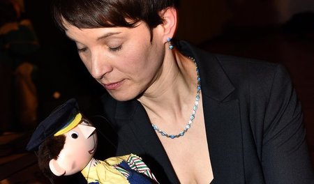 Über Lukas den Lokomotivführer freute sich Frauke Petry am Freit... Über Lukas den Lokomotivführer freute sich Frauke Petry am Freit...