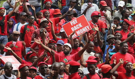 Präsident unter Druck: EFF-Anhänger forderten von Jacob Zuma am ... Präsident unter Druck: EFF-Anhänger forderten von Jacob Zuma am ...