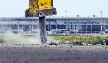 Dicke Bretter bohren: Eigentlich sollte der Flugbetrieb am neuen...