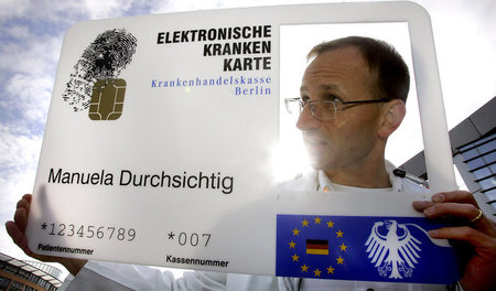 Alles drauf: Ein Mitglied der Freien Ärzteschaft schaut schon im... Alles drauf: Ein Mitglied der Freien Ärzteschaft schaut schon im...