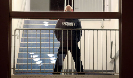 Bewachtes Treppenhaus: Der Mitarbeiter einer Security-Firma in C... Bewachtes Treppenhaus: Der Mitarbeiter einer Security-Firma in C...