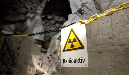 Schon nach drei Jahrzehnten unsicher: BRD-Atommüllager Asse in R...