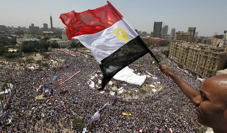 Massenaufstand gegen die Diktatur: Protest auf dem Tahrir-Platz ...