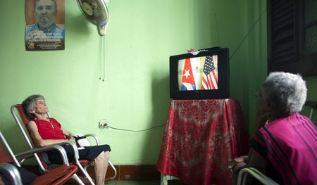 Bewohnerinnen eines Seniorenheims in Havanna warten auf eine Ste...
