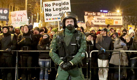 Polizist bei Legida-Demonstration: »Wir wimmeln alle Reporter ab...