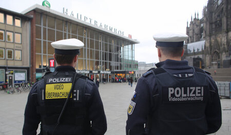Mobile Videoüberwachung: Bundespolizisten mit »Bodycams« am 1. F...