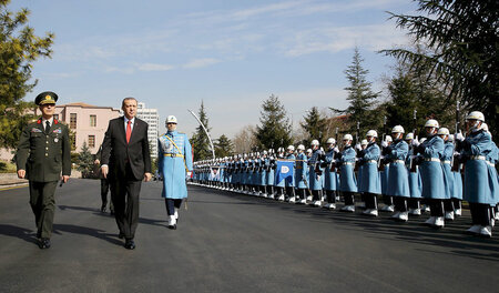Strammstehen für den Feldherrn: Der türkische Staatschef Erdogan...