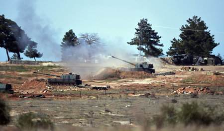 Kurden im Visier: Türkische Panzer feuern von der Stadt Kilis au...