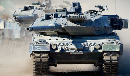 Kampfpanzer vom Typ »Leopard 2« (Foto) und Panzerhaubitzen ginge...