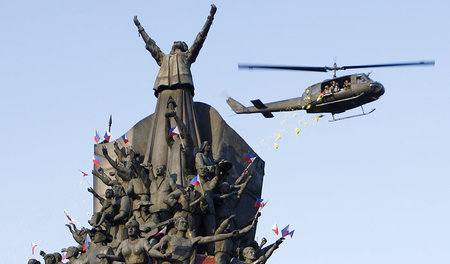 Das philippinische Militär dankt mit Konfetti für die »Befreiung... Das philippinische Militär dankt mit Konfetti für die »Befreiung...