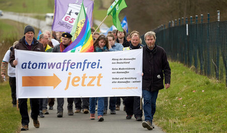 Gegen Nuklearwaffen. Demonstration am Fliegerhorst Büchel, 6. Ap... Gegen Nuklearwaffen. Demonstration am Fliegerhorst Büchel, 6. Ap...